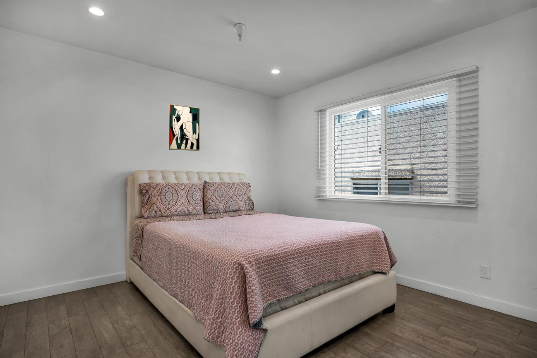 Fully Furnished One Bedroom With Full Bathroom In Koreatown Apartment